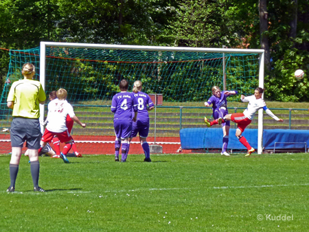2011 05 01_TV Jahn Delmenhorst - HSV3_Torwartfehler2 ...konnte Tanja Thormählen nicht ausnutzen
