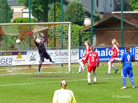 Yasmine Sennewal lässt diesen durch zum 2:2-Ausgleich