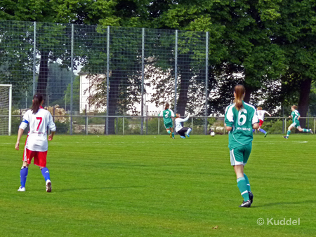 2011 05 21_HSVB1-VfL Wolfsburg - Norddeutsche Meisterschaft Halbfinale_1-0 1 Louisa Nöhr zieht ab.