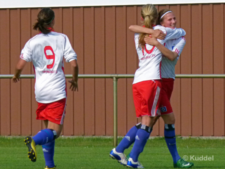 2011 05 21_HSVB1-VfL Wolfsburg - Norddeutsche Meisterschaft Halbfinale_2-0 Jubel Louisa Nöhr Torschützin Louisa Nöhr, Paulina Bode und Alina Witt freuen sich über das 2:0.