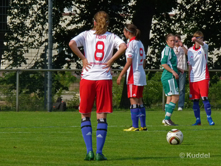 2011 05 21_HSVB1-VfL Wolfsburg - Norddeutsche Meisterschaft Halbfinale_Freistoß Louisa Nöhr 1 Nach Foul an Justine Kusi führte Louisa Nöhr einen Freistoß aus.