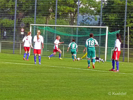 2011 05 21_HSVB1-VfL Wolfsburg - Norddeutsche Meisterschaft Halbfinale_Freistoß Wolfsburg 2 Svenja Busies kann den Ball nicht festhalten, doch Anna Peters klärt so gerade noch zur Ecke.