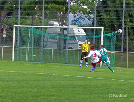 2011 05 21_HSVB1-VfL Wolfsburg - Norddeutsche Meisterschaft Halbfinale_Jana Lübker klärt 1 Doch Jana Lübker klärt.