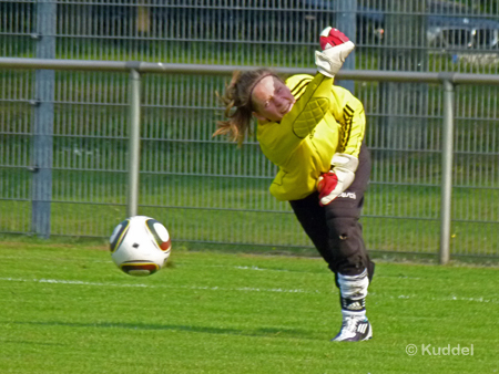 2011 05 21_HSVB1-VfL Wolfsburg - Norddeutsche Meisterschaft Halbfinale_Svenja Busies Abwurf Kraftvoller Abwurf: Svenja Busies