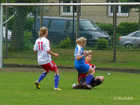 Anna-Lena Stäbler kommt gut entgegen und ist schneller am Ball. Leider bekam sie hier einen Stoß gegen ihren Kopf und hatte in der Folge mit einigen Beschwerden zu kämpfen.