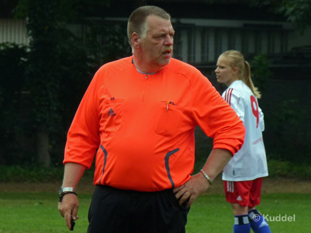 Schiedsrichter Thomas Dziemba zeigte heute ein wenig glückliches Händchen bei seinen Entscheidungen