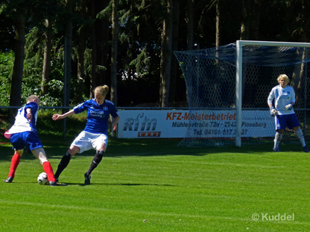 Janina Haye spitzelt den Ball weg.