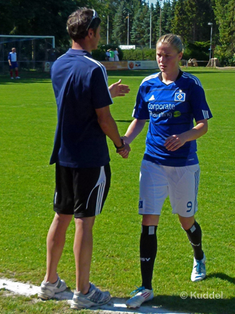 Um 16:22 Uhr wechselt Trainer Achim Feifel Ana-Maria Crnogorcevic ein letztes Mal aus. Auf Sicht die letzte Aktion im HSV-Trikot.