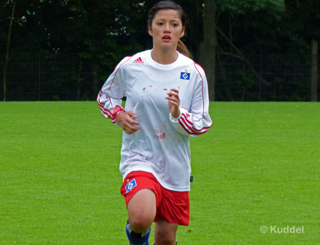 Die Folgen des Schlags gegen die Nase zeichnen sich auf dem Trikot ab.