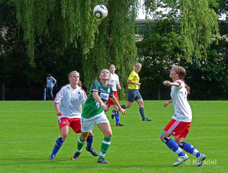 Der Ball war stets umkämpft.