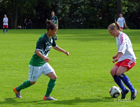 Anika Michel spielt eine Gegenspielerin aus.