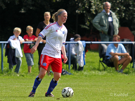 2011 07 31_SG Ahrensbök_Stockelsdorf - HSV1_Henrike Meiforth Wenn der Trainer probiert: Henrike Meiforth sah sich mit der ungewohnten Rolle der Rechtsverteidigerin konfrontiert.