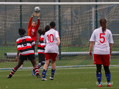 2011 11 19 - HSVB2 - FC Altona 93 B1_Schuss Larisa 2